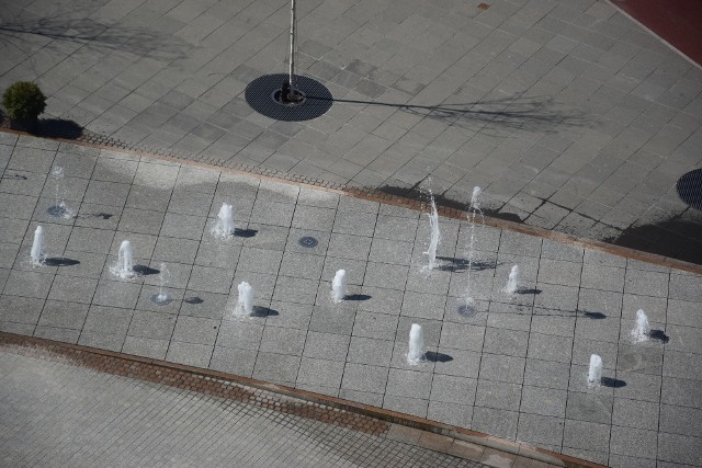 Działa kolejna fontanna w Katowicach. Tym razem ta na placu przed Separatorem, czyli przy ulicy Skargi. To jedna z trzech fontann wybudowanych w trakcie przebudowy rynku w Katowicach. Jej konstrukcja jest ukryta pod granitowymi płytami. W centrum miasta działają już wszystkie fontanny, zobaczcie te najładniejsze!