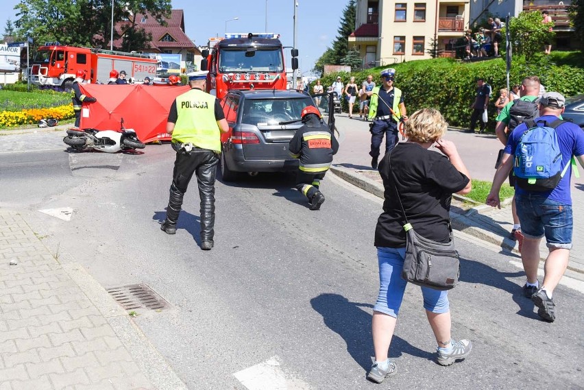 Zakopane. Wypadek skutera na rondzie. Kierowca trafił do szpitala [ZDJĘCIA]