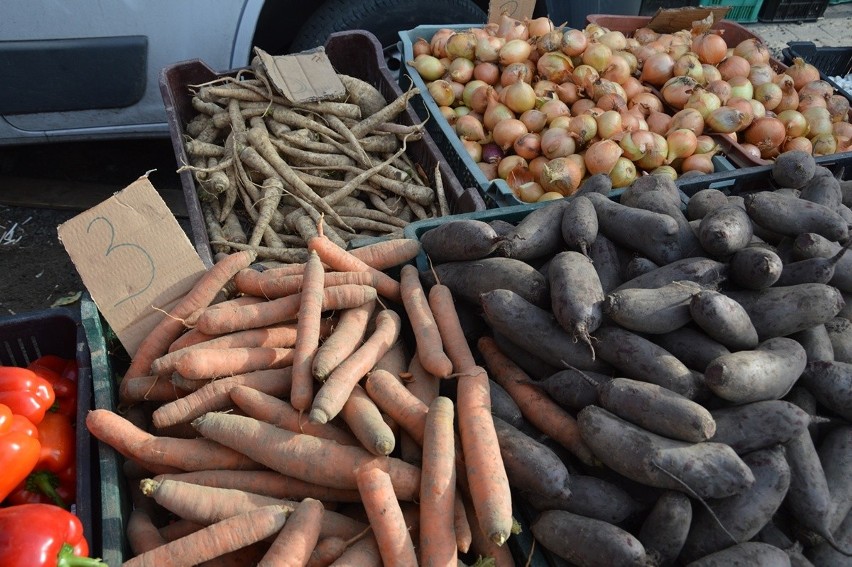 Ceny owoców i warzyw na targu w Stalowej Woli w piątek 21 października. Ile kosztują gruszki, śliwki i jabłka? Zobacz zdjęcia