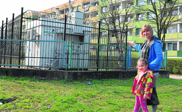 Iwona Flejterska z osiedla Piastów na nadzieję, że sprawcy jednak zostaną wykryci. Tutaj obok stacji badającej poziom zanieczyszczeń.