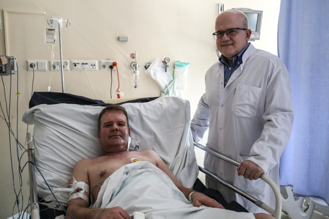 Dzięki błyskawicznej reanimacji strażacy portowi uratowali życie Sławomirowi Ciesielskiemu. Wykorzystali do tego zewnętrzny defibrylator. Z prawej strony - prof. Grzegorz Raczak