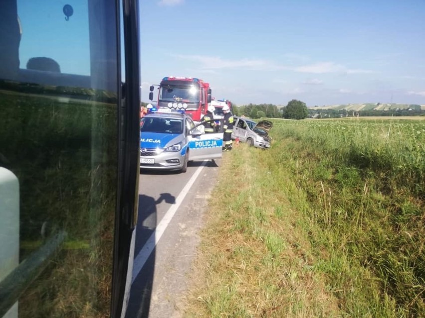 Zderzenie autobusu z samochodem osobowym w Wieprzu (pow. wadowicki). Dwoje dzieci trafiło do szpitala