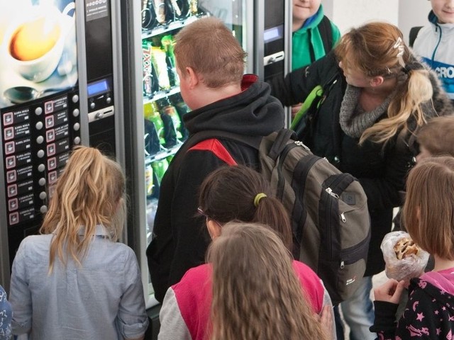 Automat z napojami w piątek stanął w holu SP nr 8. Czy zostanie na stałe, w czwartek zdecydują rodzice uczniów. 