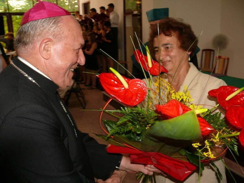 Kwiaty dla biskupa Edwarda Frankowskiego od prezesa Fundacji...