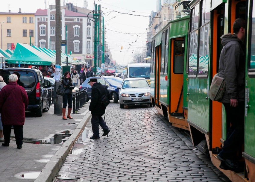12.11.2012 poznan..tramwaje rynek jezycki schody ..fot....