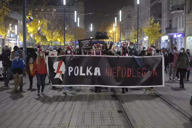 Marsz "Polka Niepodległa" przeszedł ulicami Poznania pod hasłem obrony praw  kobiet | Głos Wielkopolski