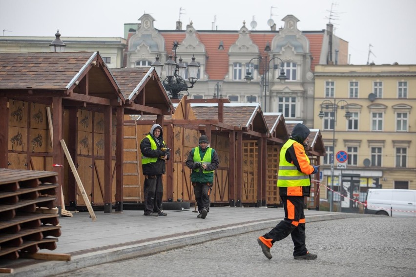 Wieszanie świetlnych girland i montaż straganów na Mostowej...