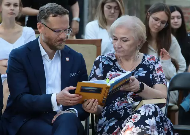 Akcja Narodowego Czytania w ogrodzie Zachodniopomorskiego Urzędu Wojewódzkiego.