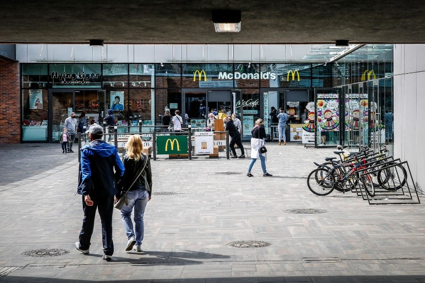 W pierwszy dzień ponownego otwarcia centrów handlowych małe...