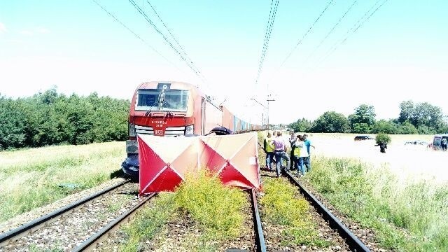 Pociąg pchający przed sobą osobówkę zatrzymał się dopiero kilkaset metrów za przejazdem, na którym doszło do wypadku