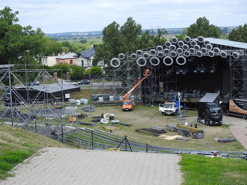 Plejada gwiazd zawita do Łomży już w najbliższy weekend. Zobacz, jak powstaje scena Wakacyjnej Trasy Dwójki 2019 [Zdjęcia]