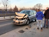 Karambol na Wiaduktach Warszawskich w Bydgoszczy. Kierowca uszkodził 6 samochodów i autobus 