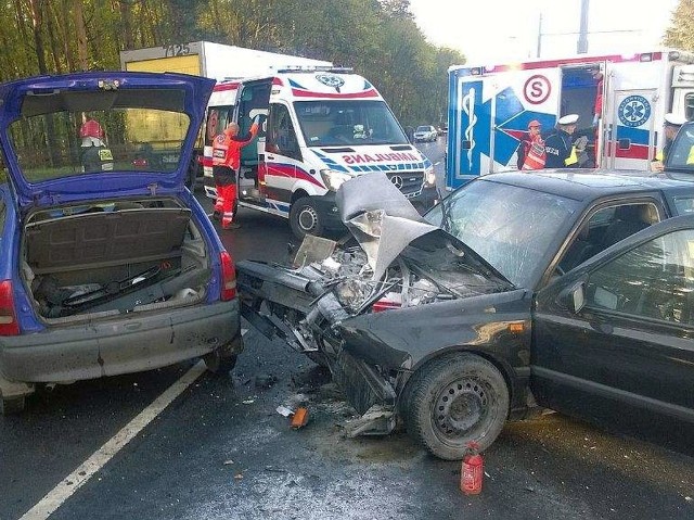 Ruch na ulicy Chełmińskiej był rano utrudniony. Na miejscu działały dwa zastępy strażaków, dwie karetki, policja i służby MZK