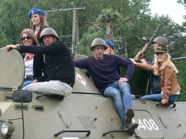 Członkowie Kabaretu pod Wyrwigroszem po Skarżysku jeździli wozem pancernym.