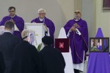 Pogrzeb Krystyny Łybackiej w Poznaniu rozpoczął się od mszy świętej na Starym Żegrzu [ZDJĘCIA]