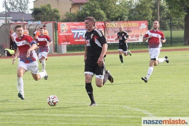 Łokietek (na czarno) zapewnił już sobie awans do IV ligi.