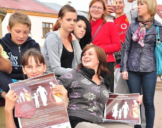 Podopieczni z tarnobrzeskiej Placówki Opiekuńczo-Wychowawczej z materiałami promującymi akcję "Jestem nieletni. Mamo, tato nie pozwól mi pić&#8221;.