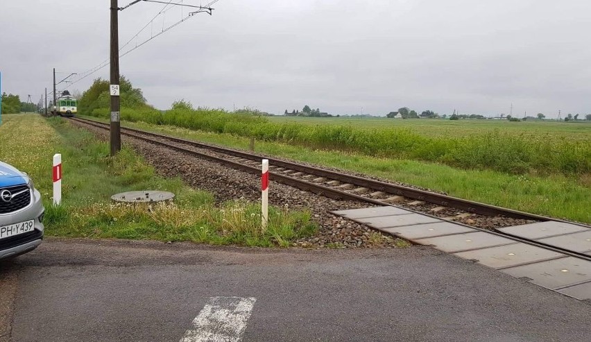 Zderzenie z pociągiem w Wólce Brzezińskiej, gm. Goworowo. Młody kierowca walczy o życie