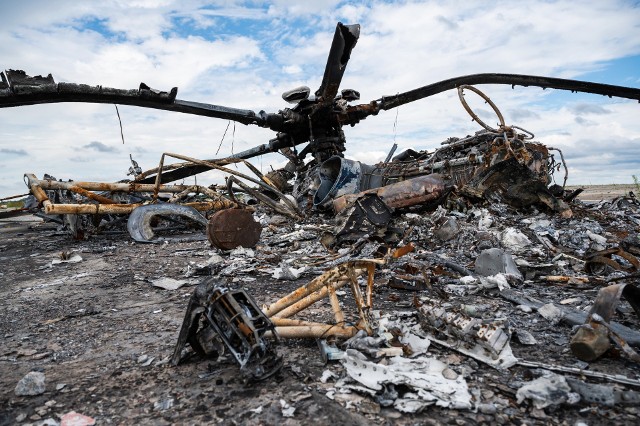 Ukraina, 10 sierpnia 2022. Zniszczenia na lotnisku w Hostomelu, niedaleko Kijowa. Lotnisko zostało zajęte przez Rosjan pierwszego dnia inwazji 24 lutego 2022 r.
