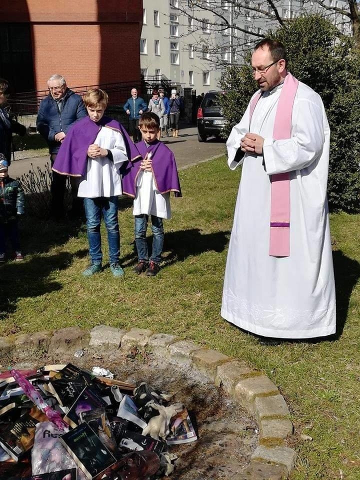 Światowe media o spaleniu książek przez fundację z Koszalina. Fundacja wydała oświadczenie