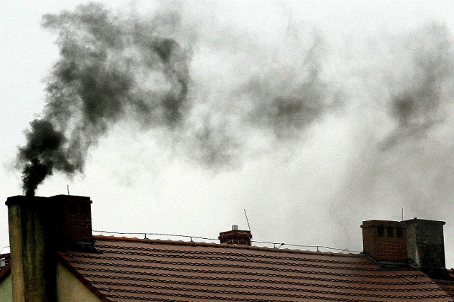 Rozpoczął się sezon grzewczy i w powietrzu poczuliśmy smród palonego miału węglowego, szmat, butów, butelek typu PET, kartonowych opakowań po napojach, starych mebli, folii, opon, kolorowych gazet, opakowań, a nawet podkładów kolejowych. Powody palenia odpadami są dwa: brak świadomości i zwykła bieda.