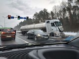 Białystok. Ślisko na drogach. Autobus zderzył się z TiR-em na Nowym Mieście [ZDJĘCIA]