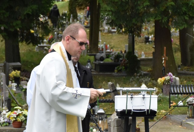 Mszę świętą w kościele Matki Boskiej Nieustającej Pomocy, a potem ceremonię na cmentarzu poprowadził ks. Sławomir Głodzik.