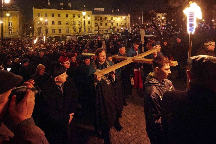 Procesja drogi krzyżowej po Starym Mieście w Lublinie (ZDJĘCIA)