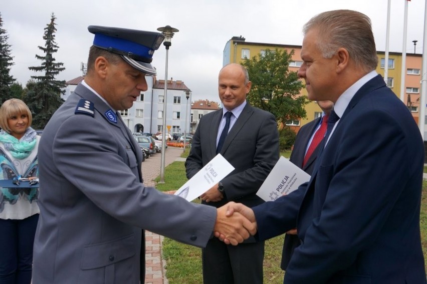 Na pięć nowych radiowozów złożył się samorząd