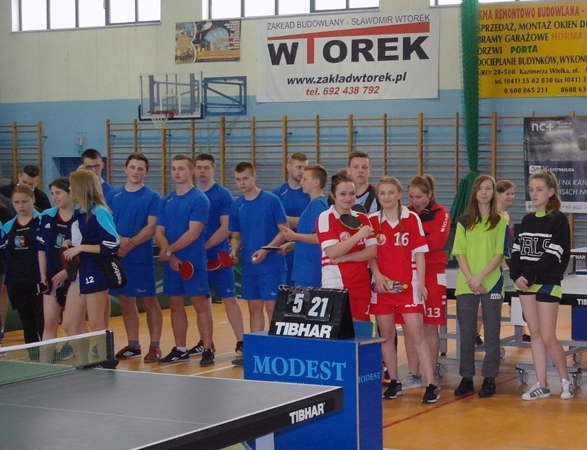Licealistki z Kazimierzy Wielkiej trzecie w województwie w turnieju tenisa stołowego