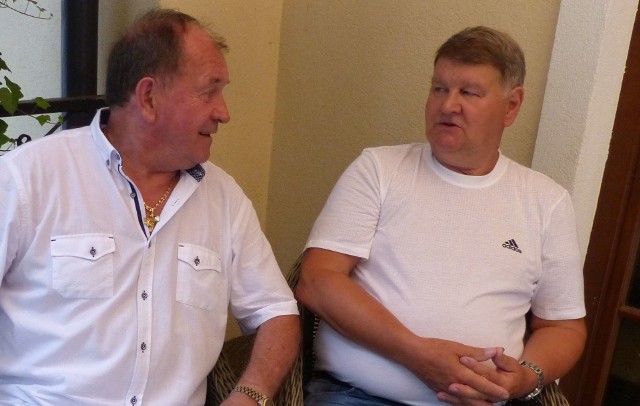 Trener Czesław Palik (z prawej) w Kielcach spotkał się z przyjacielem z Korony Januszem Żelaznym, który przyleciał specjalnie z Kanady. Nie widzieli się 15 lat.