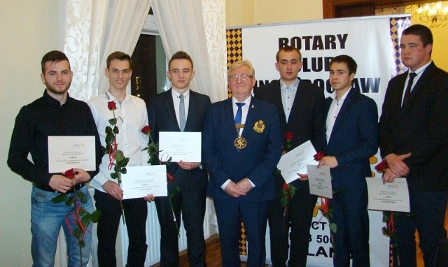 Szóstka uhonorowanych stypendystów Rotary Club. W środku prezydent RC Janusz Niewiadomski