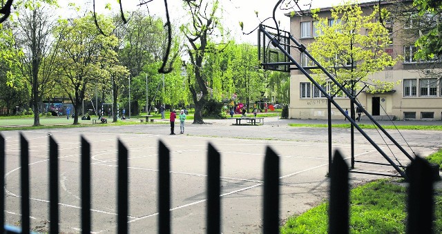 Inwestycje. W Krakowie odnowiono już 71 boisk przyszkolnych. Nowa nawierzchnia w tym roku pojawi się na kolejnych obiektach