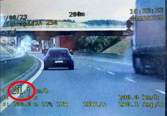 Piraci drogowi na krapkowickim odcinku autostrady A4 pędzili z rajdową prędkością.