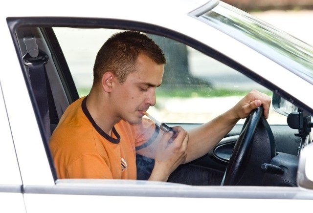Arkadiusz Nowakowski twierdzi, że palenie podczas jazdy relaksuje i uspokaja.