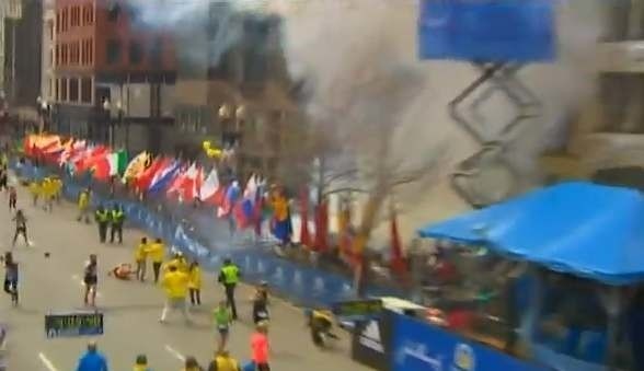 Bomby wybuchły między dopingującymi maratończyków kibicami