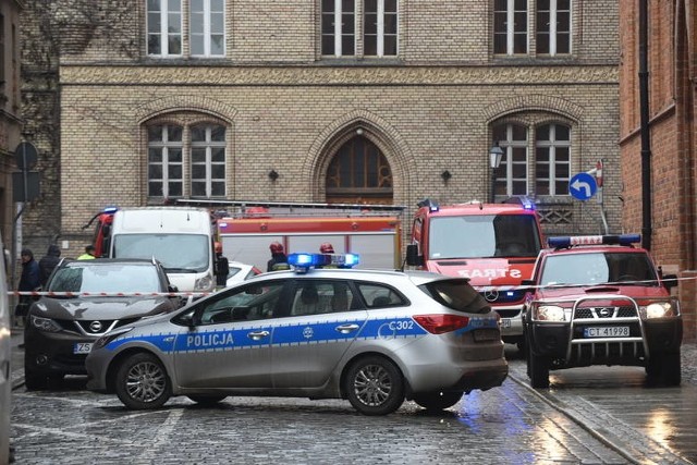 Policja i straż pożarna dokładnie sprawdzają budynek Sądu Okręgowego przy ul. Piekary w Toruniu.