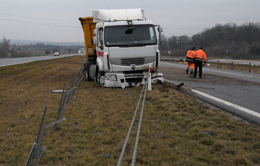 Wystrzał opony w przednim kole ciężarówki najprawdopodobniej...