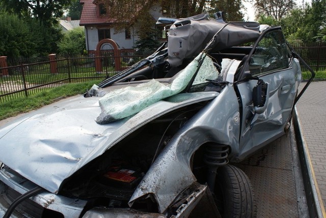 Auto zostało zniszczone do tego stopnia, że ciężko rozpoznać jego markę.