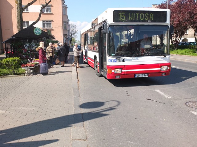 Autobusy linii numer 15 przejeżdżają m.in. przez ulicą Spychalskiego. Codziennie tylko z tej jednej linii korzysta ponad 7 tysięcy opolan, co wynika też z tego, że 15 jedzie niemal przez całe miasto.