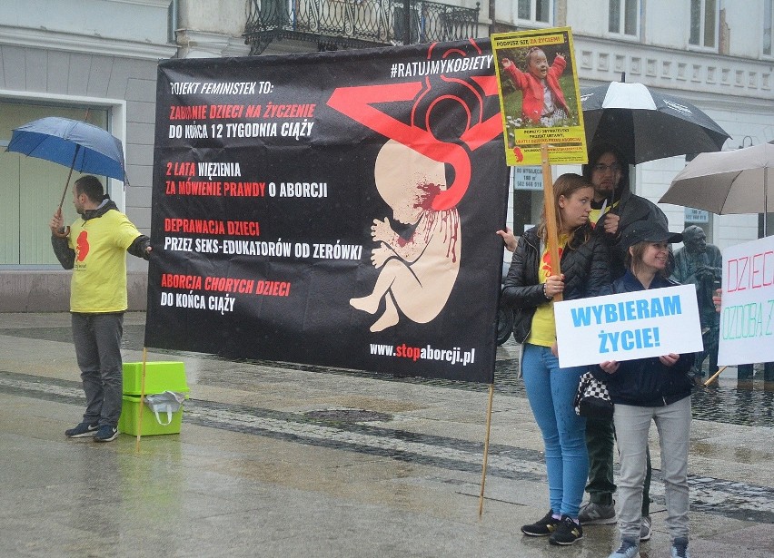 Protesty zwolenników i przeciwników zaostrzenia ustawy aborcyjnej w Radomiu