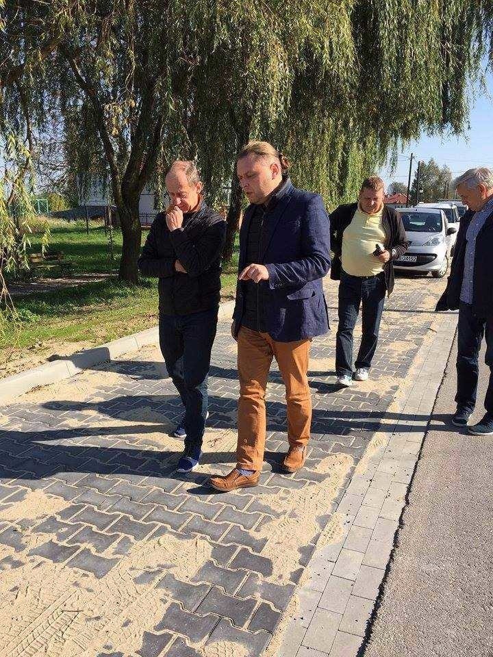 Nowe chodniki i miejsca parkingowe w gminie Baranów Sandomierski