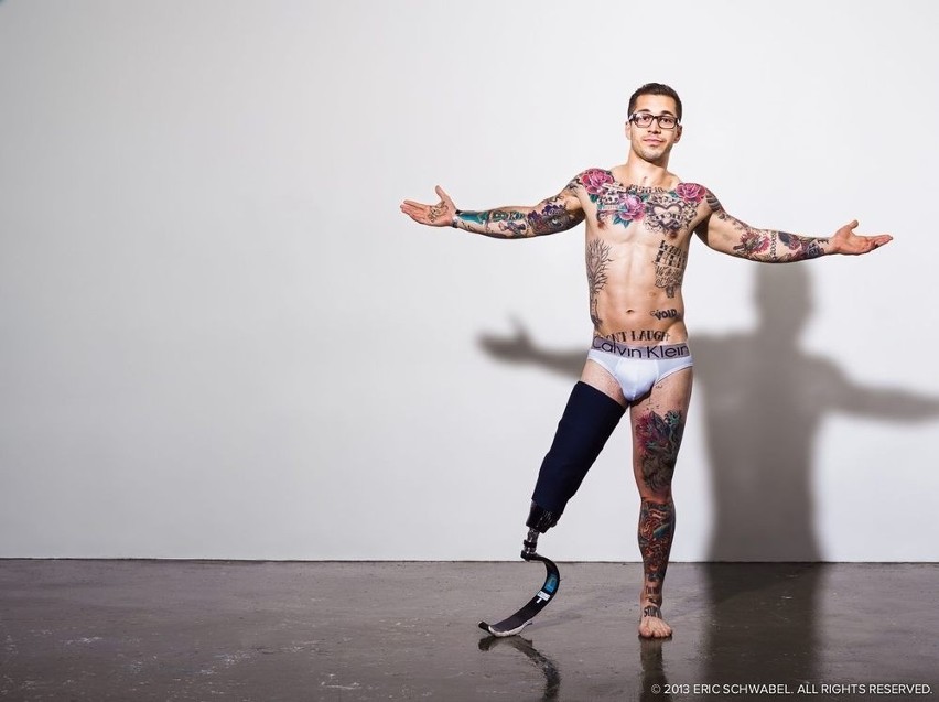 Żołnierz Alex Minsky stracił nogę w Afganistanie, dziś jest modelem. Zobacz niezwykłe zdjęcia