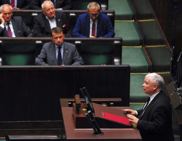 We wtorek w Sejmie debatowano nad problemem uchodźców. Wiele kontrowersji wzbudziły słowa Jarosława Kaczyńskiego, który w zdecydowany sposób sprzeciwił się przyjmowaniu przez Polskę imigrantów.