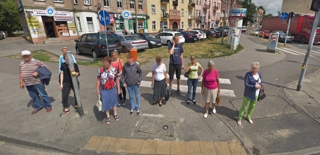 Kontynuujemy przegląd dzielnic Torunia na kamerach Google Street View. Te oprócz znanych ulic i budynków nierzadko fotografują także przypadków przechodniów. Po Bydgoskim Przedmieściu, Rubinkowie przyszedł czas na Mokre i Jakubskie Przedmieście. Zapraszamy w wirtualną podróż po Toruniu. Zobaczcie, w jakich sytuacjach mieszkańców uchwyciła kamera Google Street View. Może też tam jesteś?>>>>ZOBACZ TAKŻE:Toruń z drona. Tak wygląda Jakubskie Przedmieście i Mokre. Zobaczcie zdjęcia!Toruń w Google Street View. Rubinkowo i jego mieszkańcy przyłapani