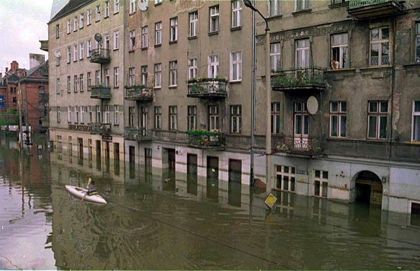 Wrocław, 14-07-1997. Zalana ulica Kleczkowska