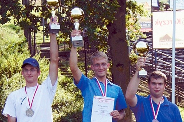 Michał Kamiński (w środku) z pucharem i złotym medalem.