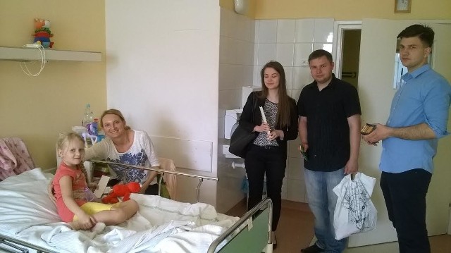 Młodzież Wszechpolska z wizytą u dzieciaków w szpitalu, pierwszy z prawej niedawny kandydat do Parlamentu Europejskiego Norman Czarnecki.