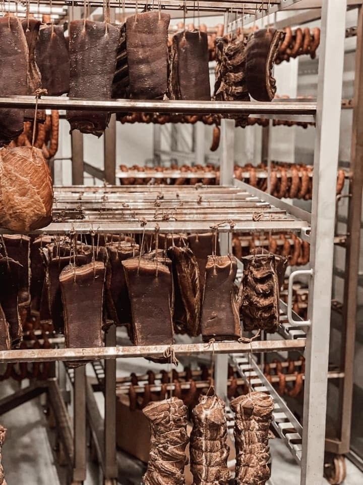 Legenda wraca do gry! Witlod Szproch otworzył w Końskich zakład produkujący mięsa i kiełbasy bez chemii. Zobaczcie zdjęcia