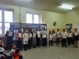 Święto patrona w Szkole Podstawowej numer 1 w Starachowicach. Młodzież pisała wiersze, dzieci malowały portrety. Zobaczcie zdjęcia